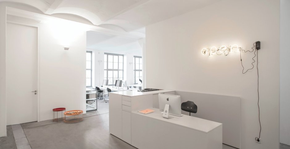 Светлый шоурум Минимализм