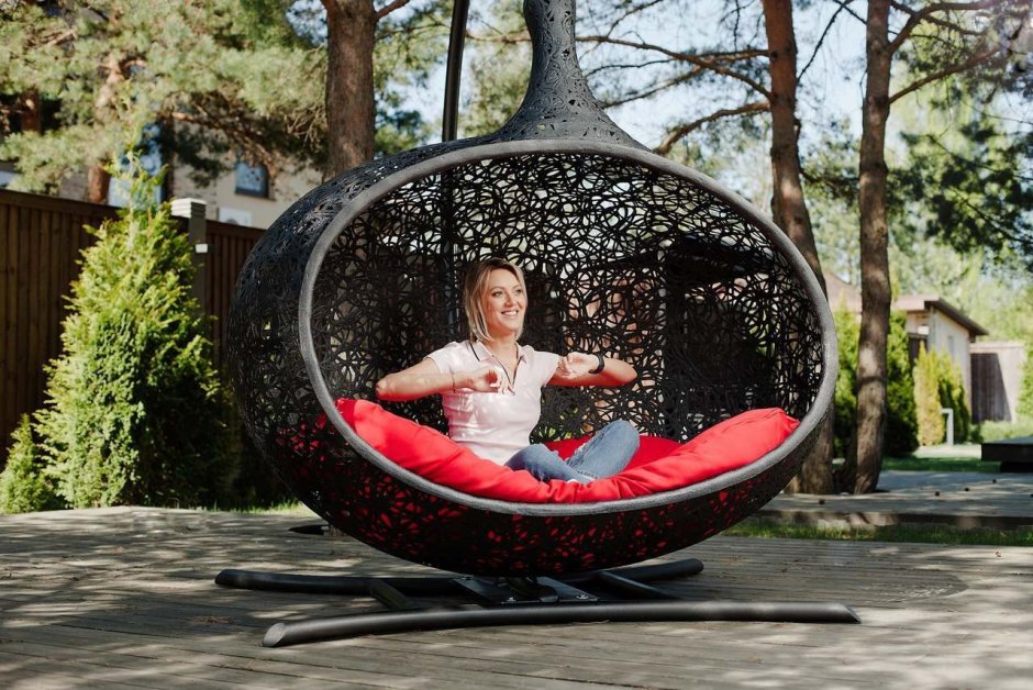 Подвесное кресло с человеком