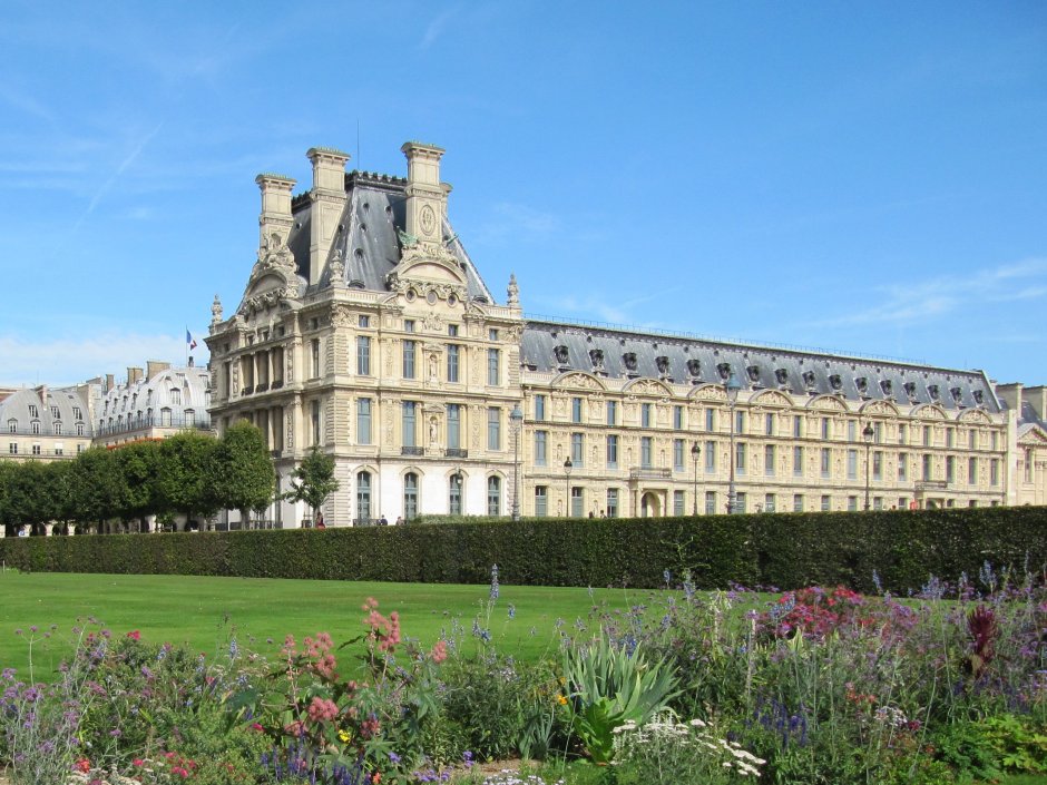 Дворец Лувр в Париже