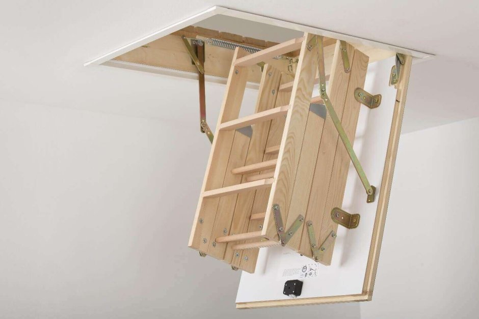 Лестница вертикальная деревянная на чердак