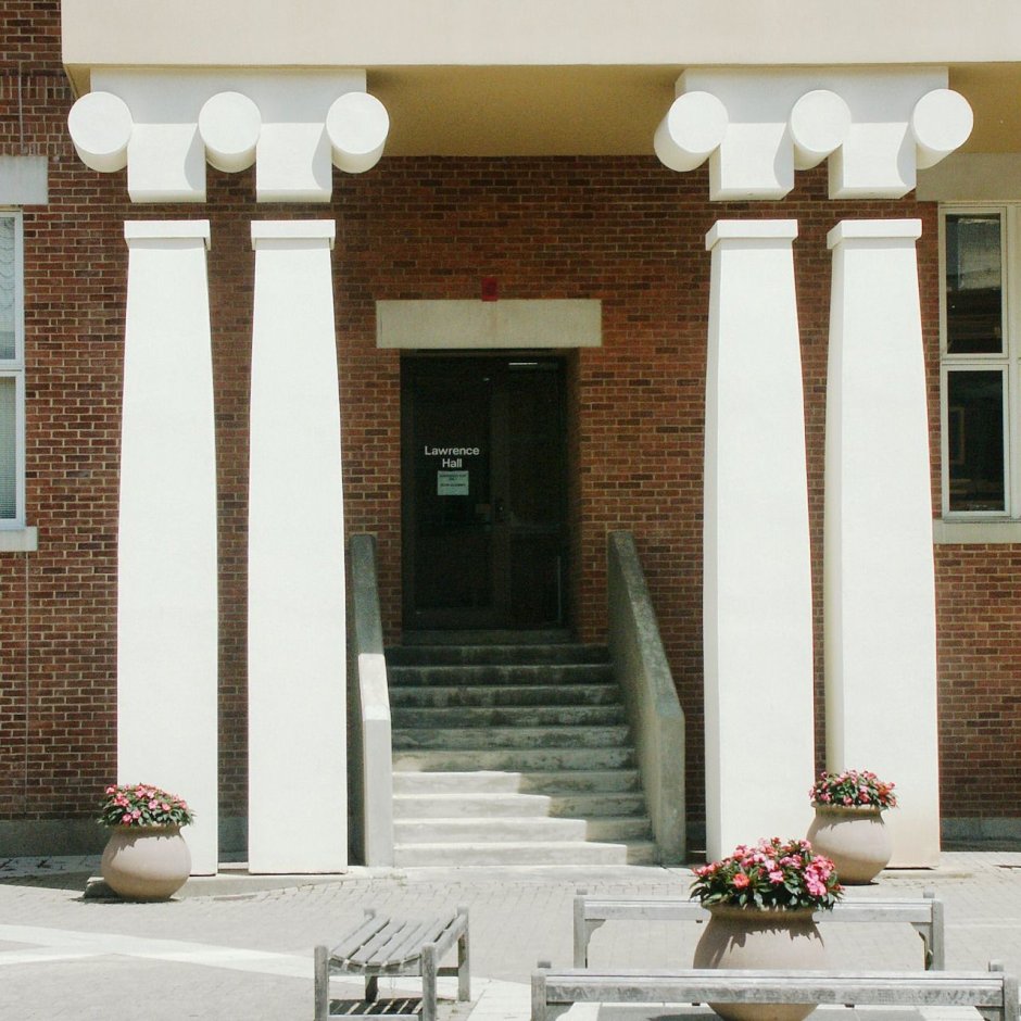 Фасад школы с колоннами