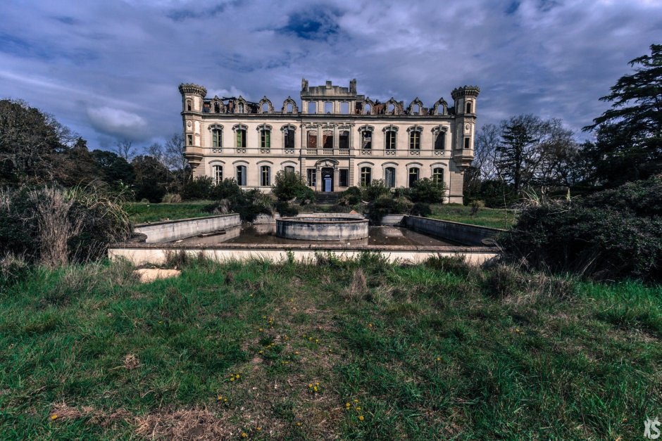 Заброшенный замок поместье во Франции