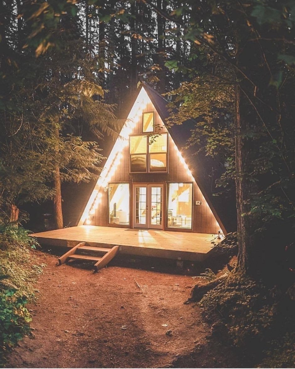 Дом шалаш в лесу