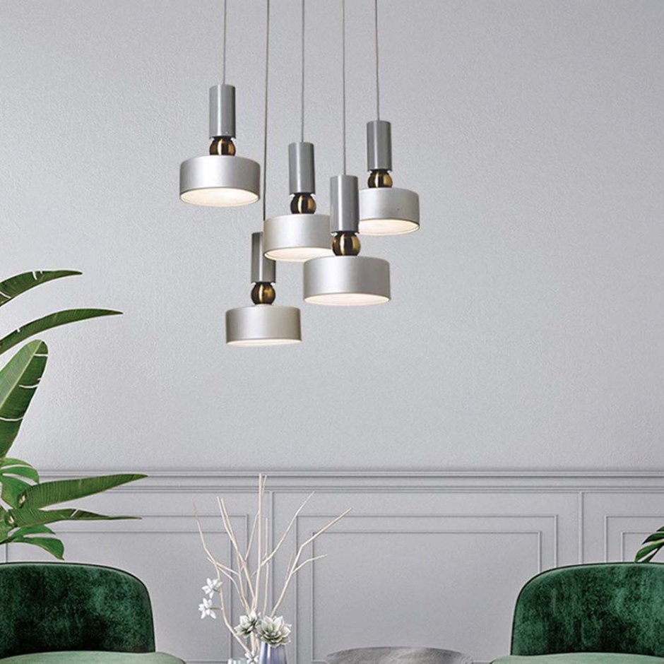 Настольные золотой цвет и часы для гостиную в классическом интерьере