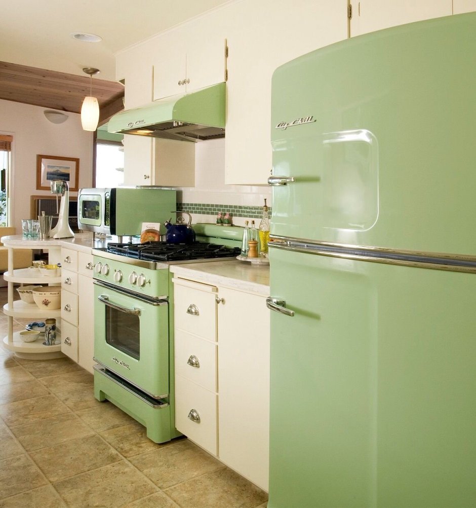 Холодильник Смег в интерьере зеленой кухни
