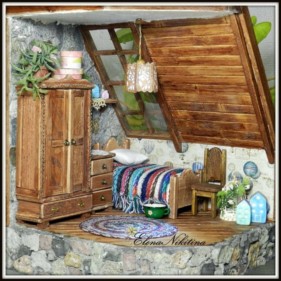 Миниатюра домик в фиолетово желтых тонах