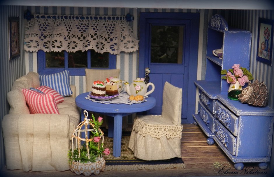 Кукольный домик в сиреневых тонах