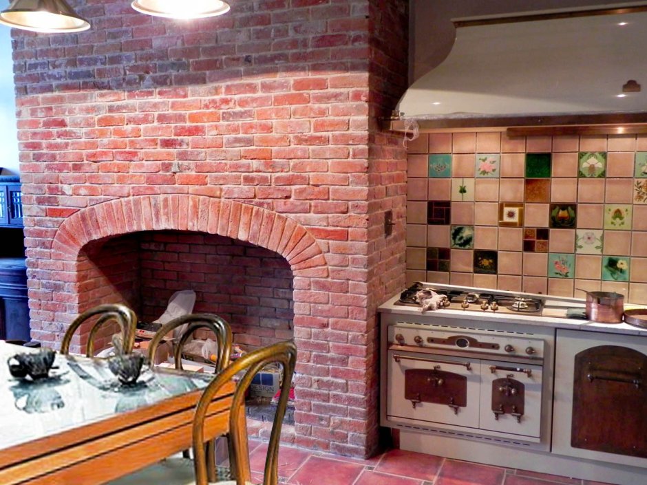 Кирпичная печь в интерьере кухни