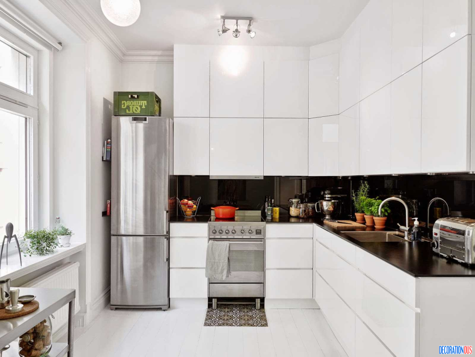 Серебристый холодильник на белой кухне