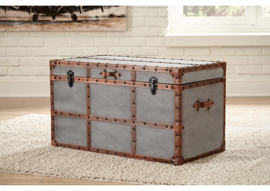 Сундук деревянный с кованными элементами