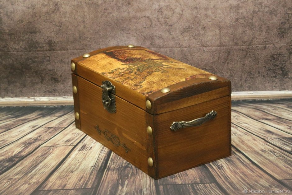 Сундук из дерева