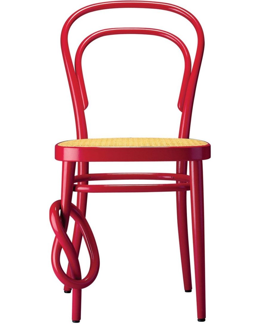 Крашеный стул деревянный