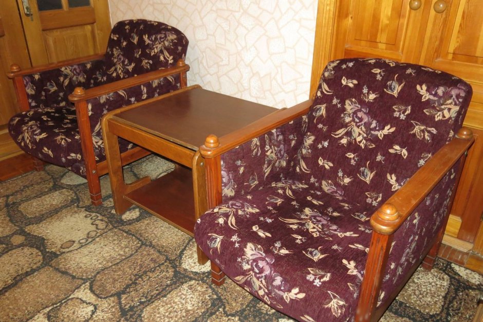 Переделка кресла с деревянными подлокотниками