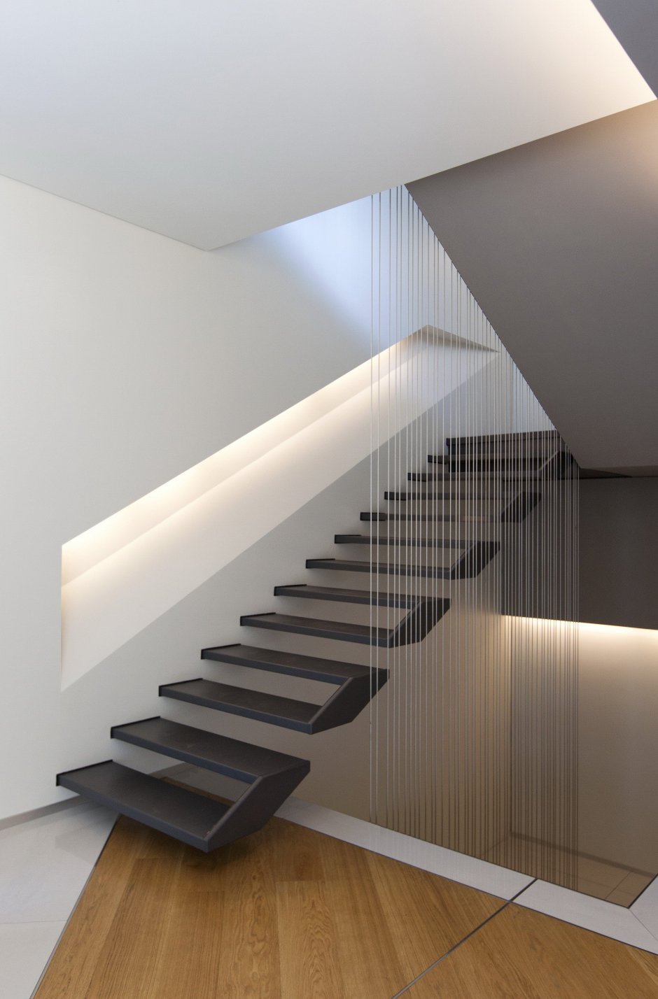 Отделка лестницы в современном стиле