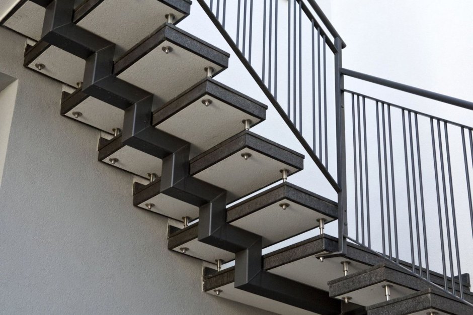 Наружные лестницы из металла