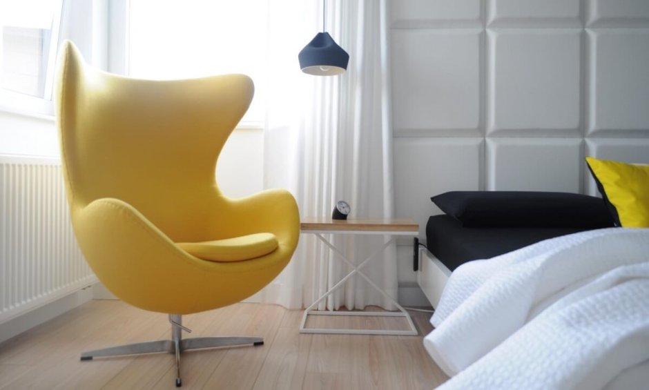 Кресло желтое в гостиную