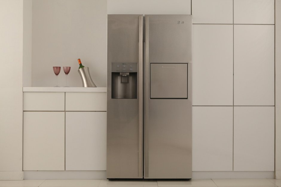 Холодильник LG Side-by-Side на кухне