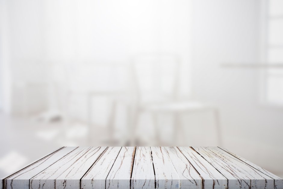 Серый деревянный стол