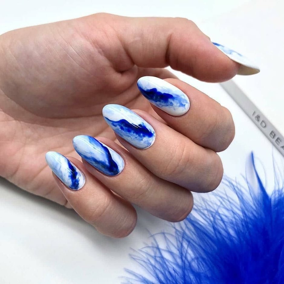 Синий маникюр с разводами