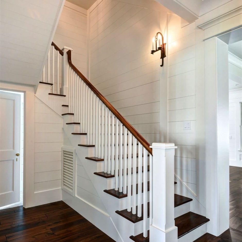 Деревянная лестница белая с коричневым