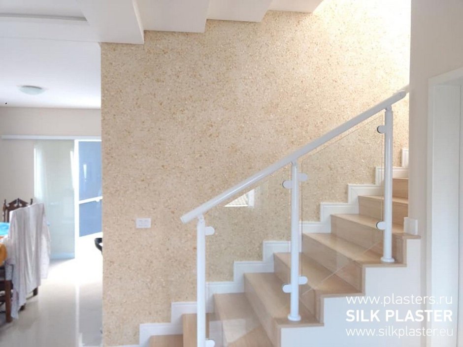 Декоративная штукатурка в интерьере лестницы