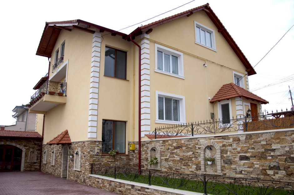 Отделка фасада короедом и камнем