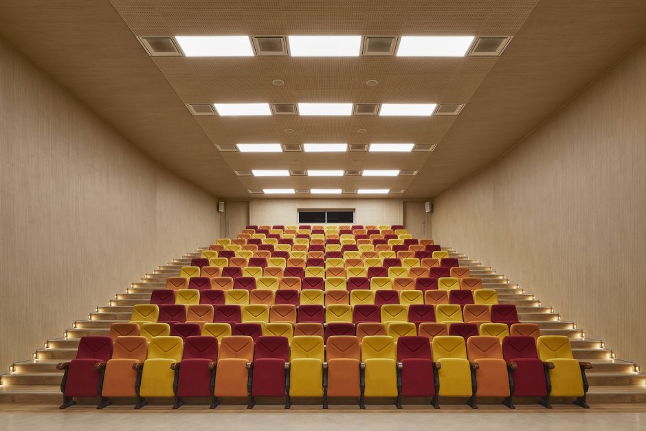 Разноцветные кресла в актовом зале