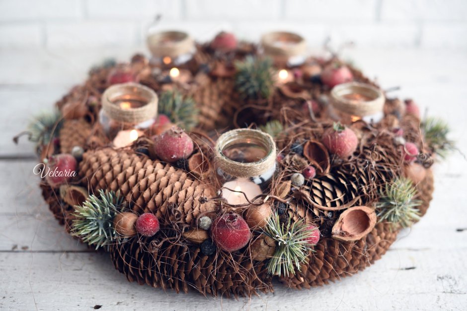 Новогодний букет из шишек и еловых веток