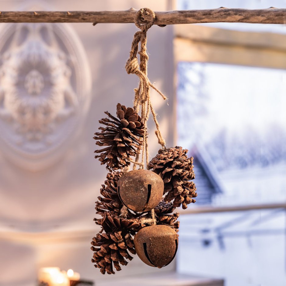 Новогодние украшения из шишек