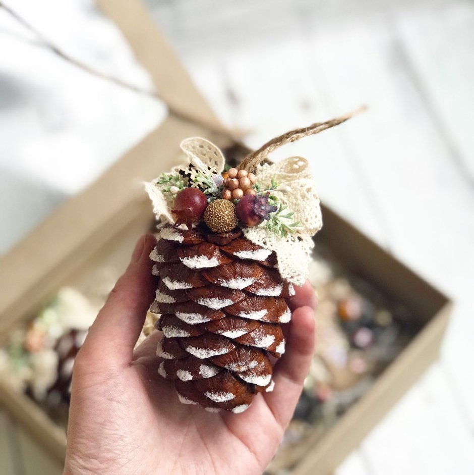 Декор из шишек и палочек