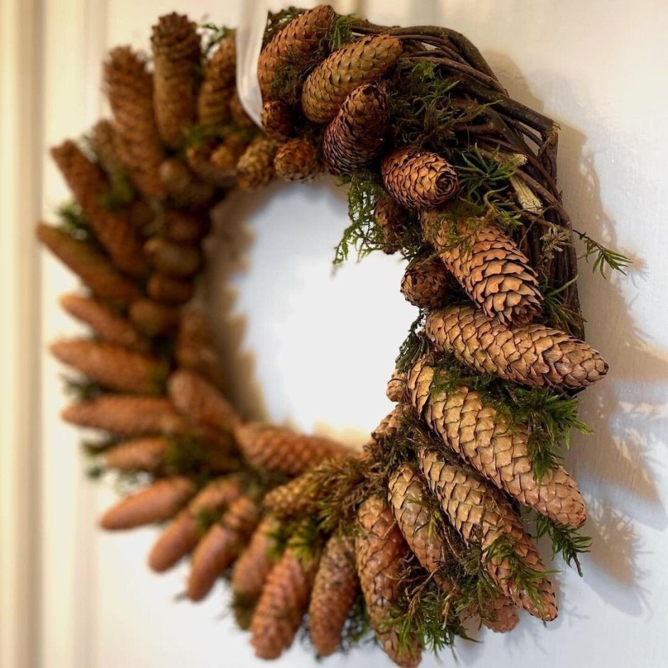 Стильные украшения из шишек