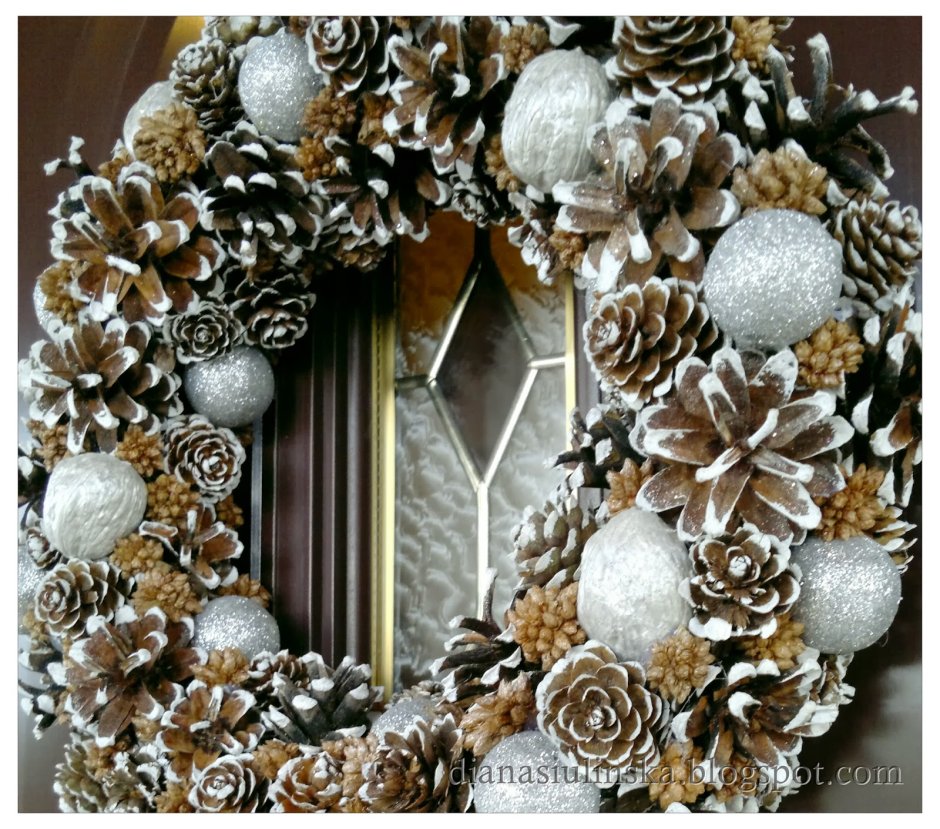 Венок из шишек