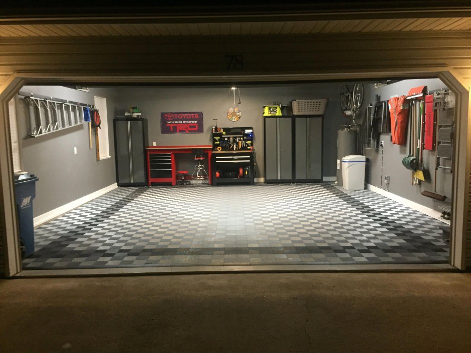 Интерьер минималистичного гаража