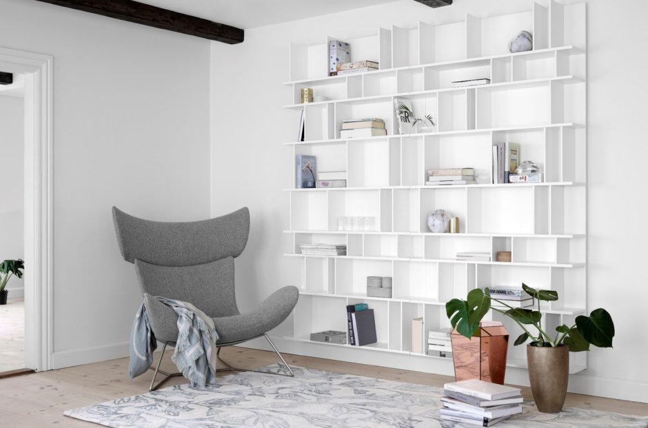 Белая комната с книгами