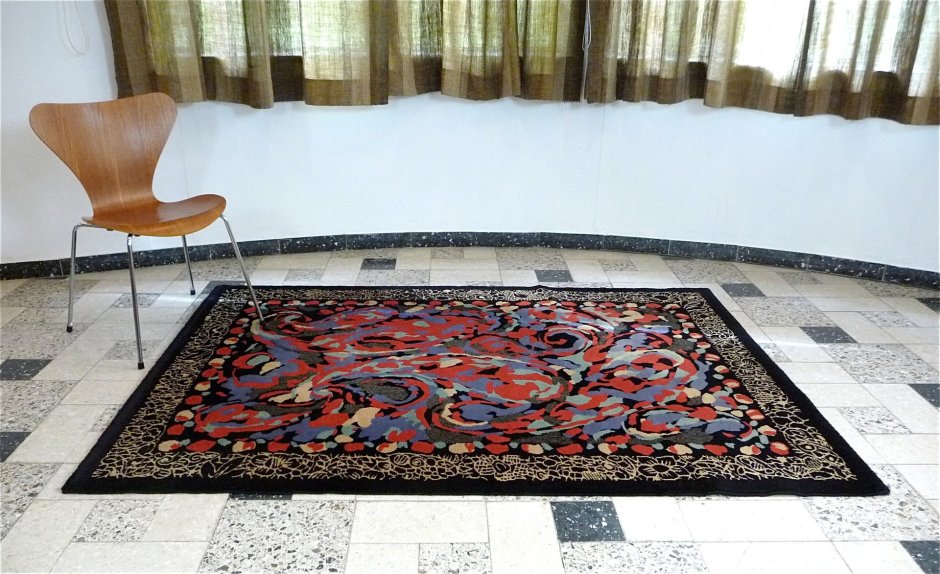 Персидский ковер на полу