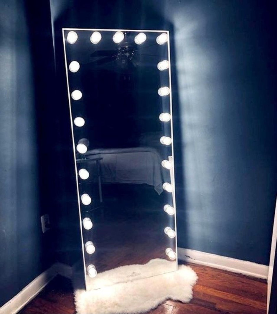 Безрамное зеркало с лампочками