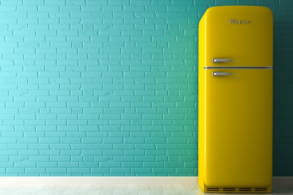 Кухня с желтым холодильником