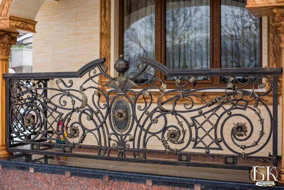 Кованые ограждения балконов