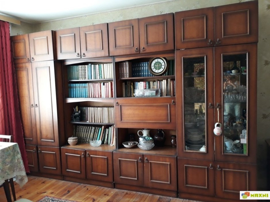 Старый сервант в современном интерьере