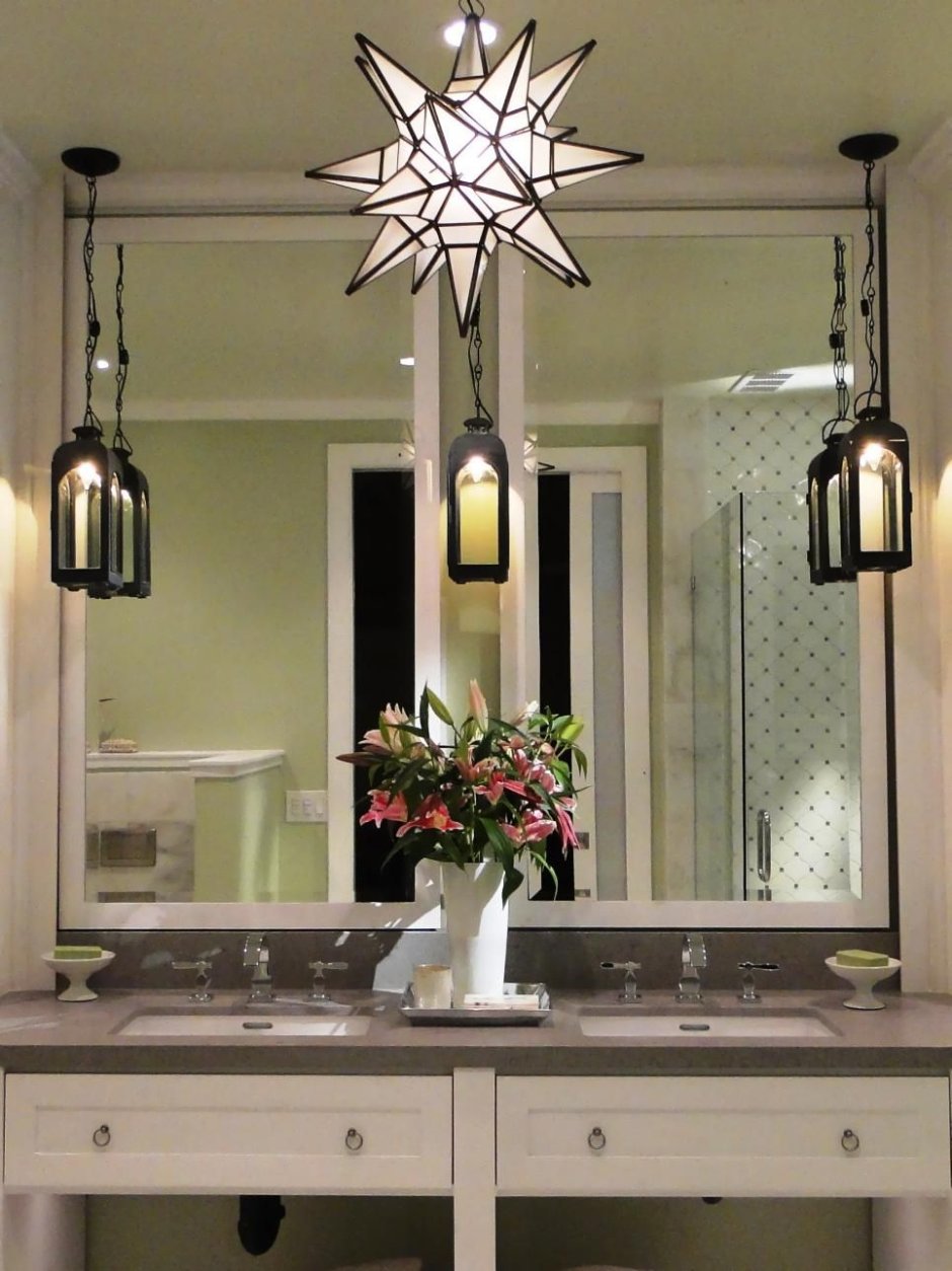 Светильники около зеркала в ванной