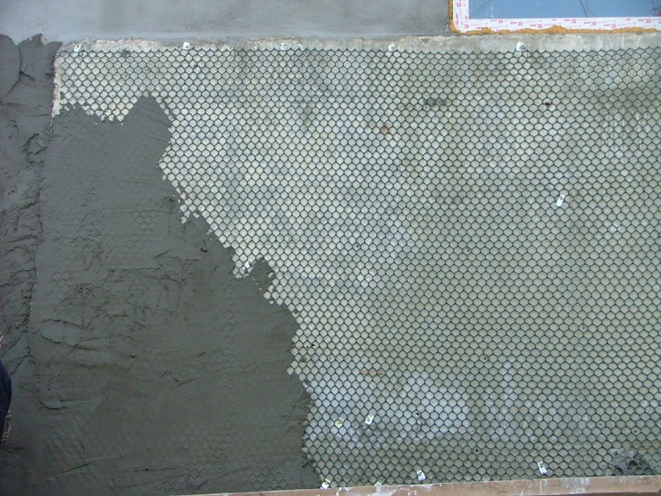 Геометрические полоски на стене