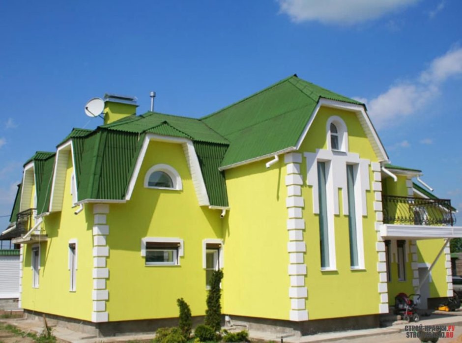 Покрашенные дома с зеленой крышей