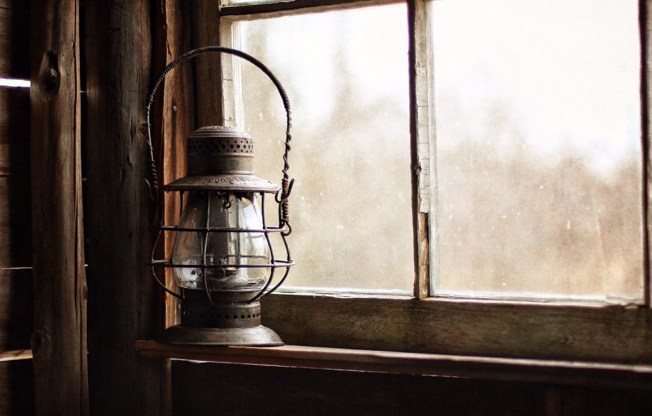 Керосиновая лампа на окне