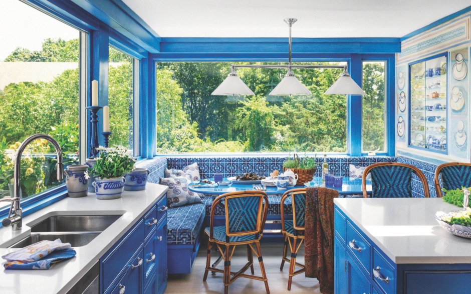 Ярко синяя кухня