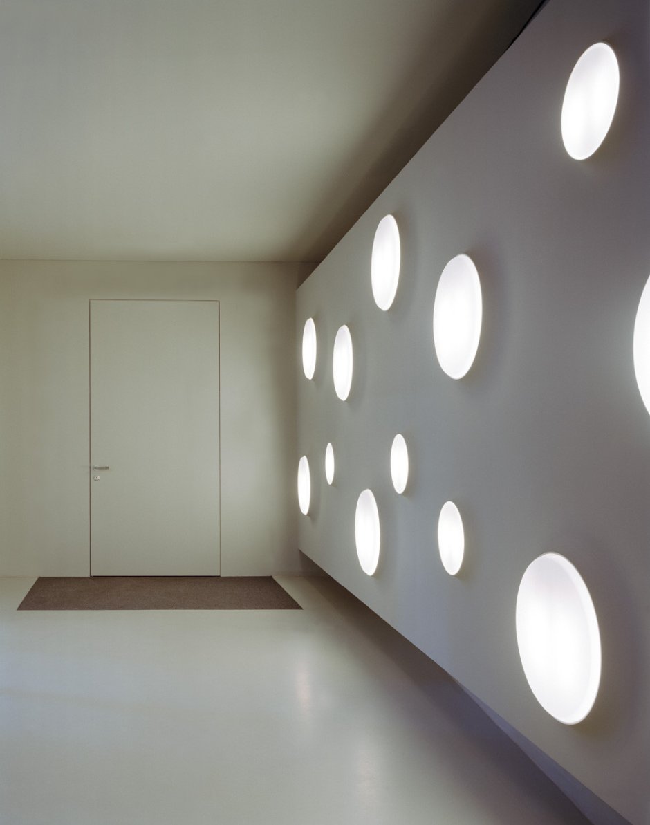 Круглые светильники на стену в интерьере