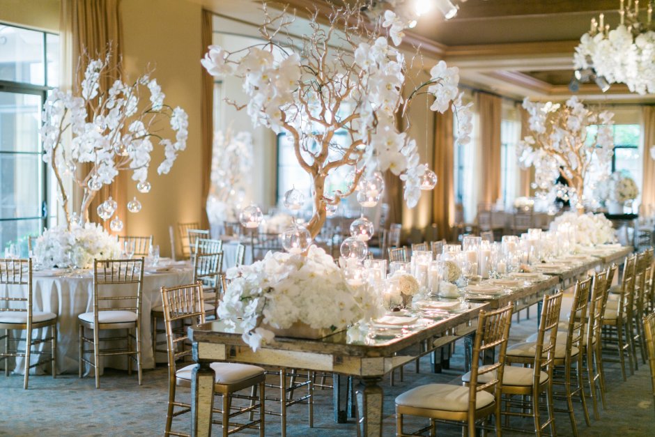 Свадебный зал белое дерево