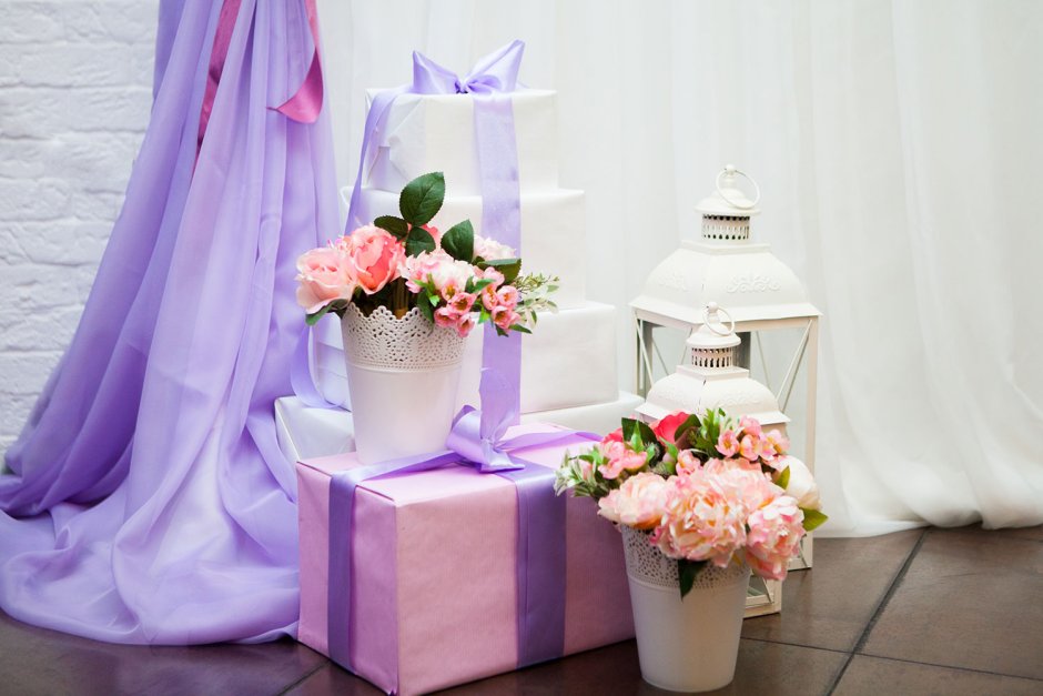 Фотозона на свадьбу в сиреневом цвете
