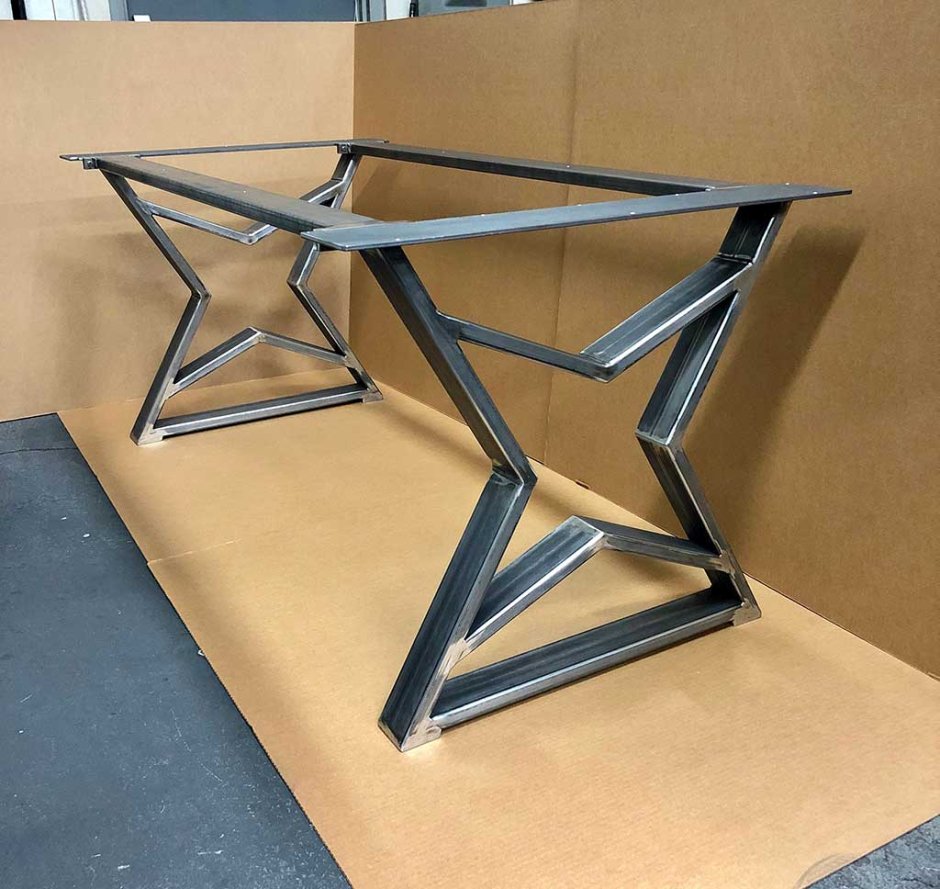 Интересные столы из металла