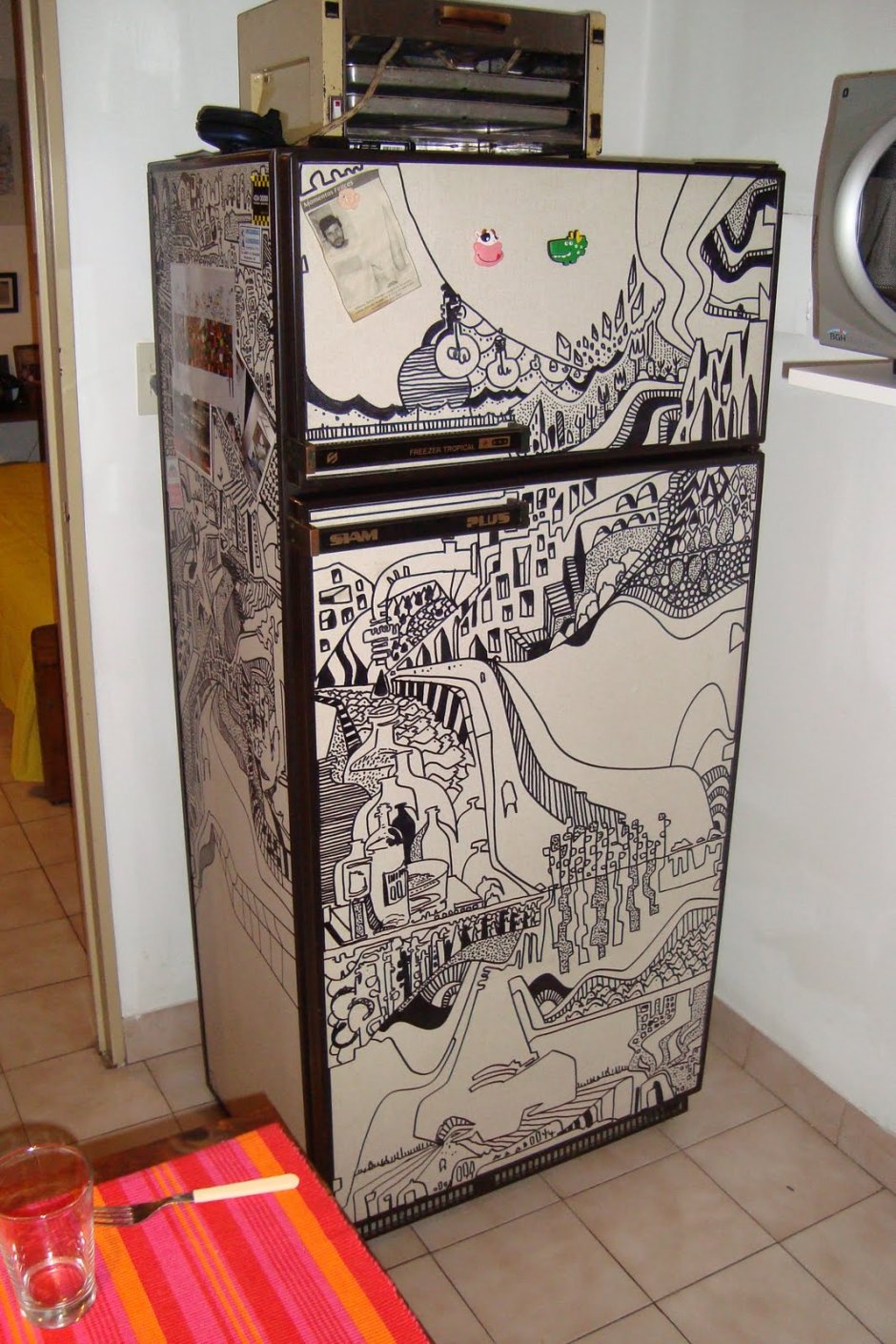 Старый холодильник арт