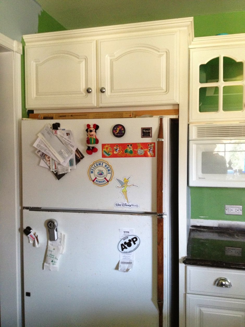 Покрашенный холодильник в интерьере кухни